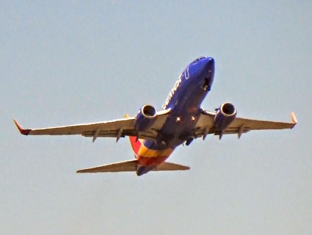 Boeing 737-700 (N742SW) - This guy takes off like a rocket!!!