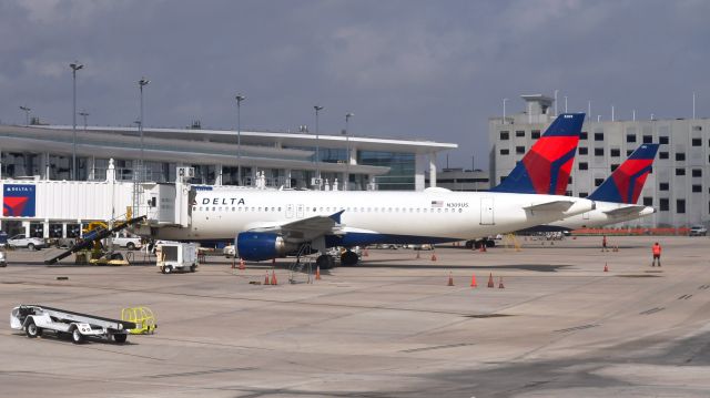 Airbus A320 (N309US) - Delta Airlines Airbus A320-211 N309US in New Orleans