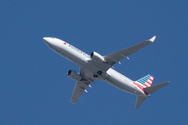 Boeing 737-800 (N925AN)