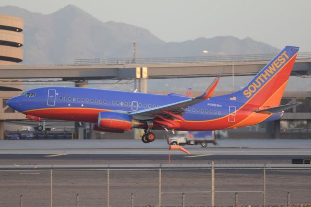 Boeing 737-700 (N562WN)
