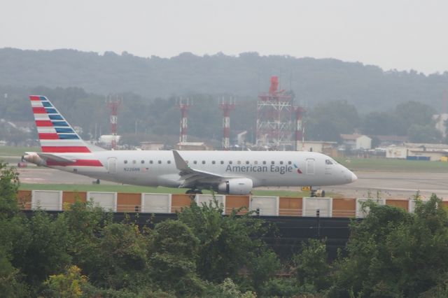 Embraer 170/175 (N226NN)