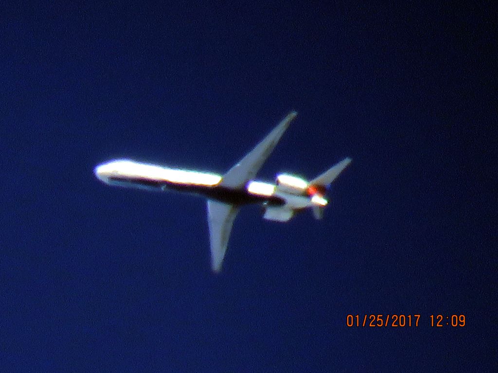 McDonnell Douglas MD-90 (N937DN)