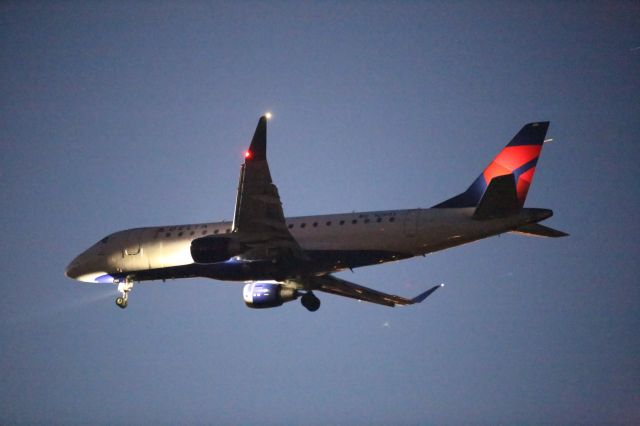 EMBRAER 175 (long wing) (N291SY)