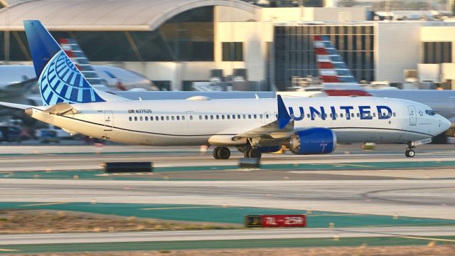 Boeing 737 MAX 9 (N37525)