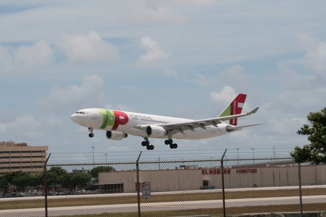 Airbus A330-300 (CS-TOG)
