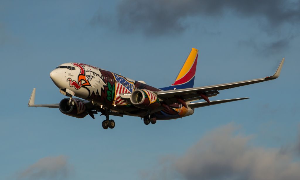 Boeing 737-700 (N918WN) - Landing from the east, Taken from a parking lot slightly off from the approach.