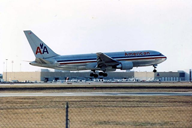 BOEING 767-200 (N605AA)