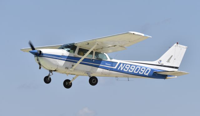 Cessna Skyhawk (N9909Q) - Airventure 2016