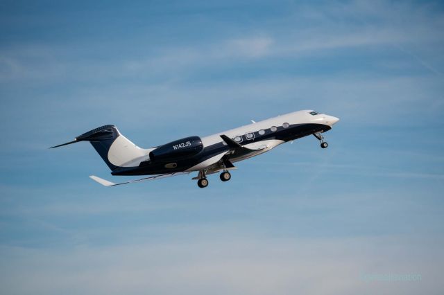 Gulfstream Aerospace Gulfstream V (N142JS) - Departing PDK Airport.  Photographed from the observation stand. 