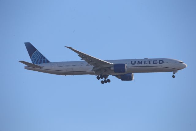 BOEING 777-300ER (N2250U)