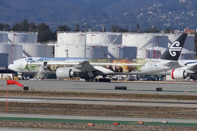 BOEING 777-300 (ZK-OKP)