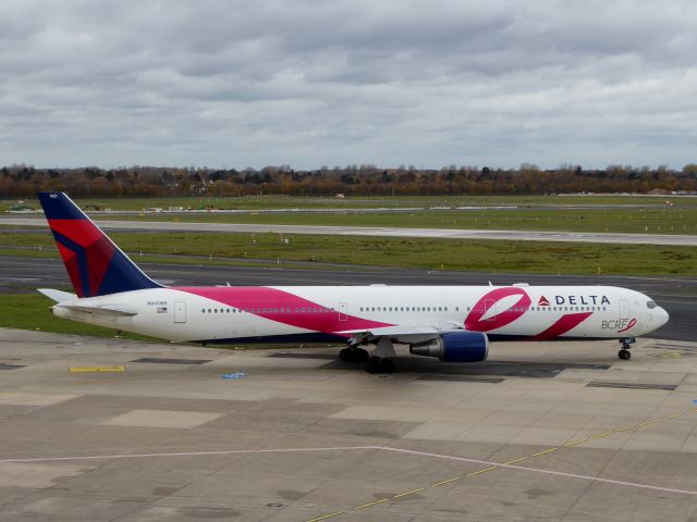 BOEING 767-400 (N845MH) - Delta B767-432(ER) N845MH taxiing to 23L DUS, 11.11.2018.