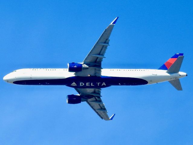 Airbus A321 (N334DN) - DAL2352 MCO-LGA