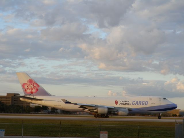 Boeing 747-400 (B-18718)