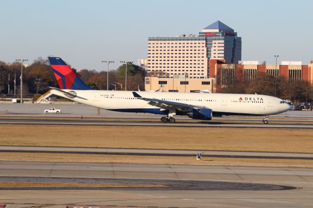 Airbus A330-300 (N828NW)