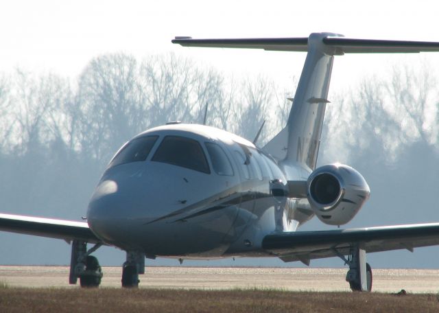 Eclipse 500 (N747LG) - Taxiing to runway 14 at the Downtown Shreveport airport.