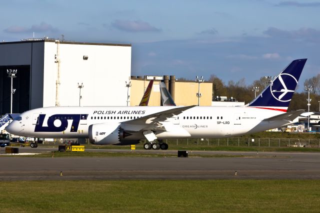 Boeing 787-8 (SP-LRD) - Being Towed