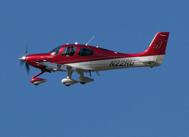 Cirrus SR-22 (N22RU) - Take off RW28. LANDMARK offers a great service on the Syracuse (KSYR)airport.