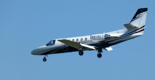 Cessna Citation II (N618LT) - About to touch down is this 1989 Cessna 550 Citation II in the Autumn of 2023.