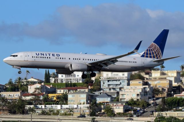 Boeing 737-900 (N37466) - On final approach to SAN.