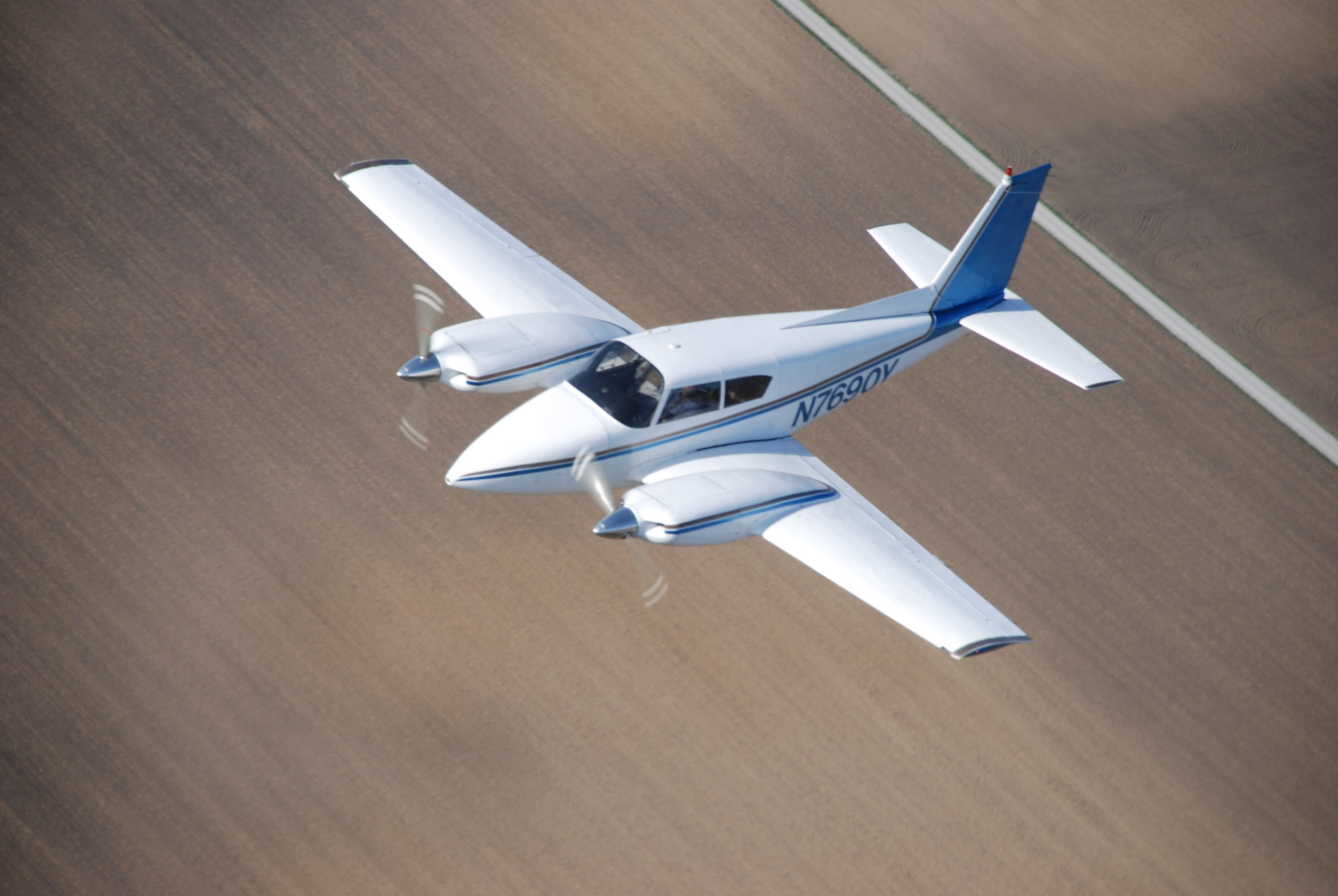 Piper PA-30 Twin Comanche (N7690Y)