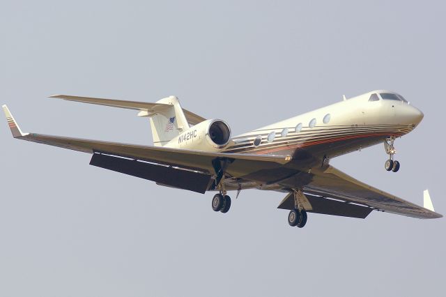 Gulfstream Aerospace Gulfstream IV (N142HC) - 12R approach