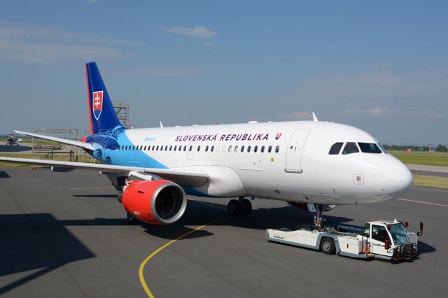 Airbus A319 (OM-BYA) - The new paint on Slovak Gvmt Flying Service aircraft. This plane will replace the Tupolev 154M.