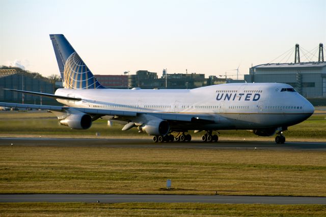 Boeing 747-400 (N104UA)