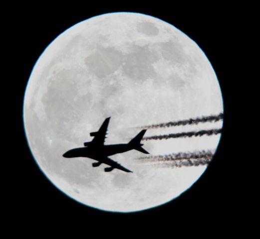 G-XLEF — - This is British Airways 192 a Airbus A-380-841 Dallas to London 39,000 ft. south of Strongsville Ohio passing the Full Moon. 03.24.24 11:08 pm. The Airbus A-380 is the Worlds largest Passenger Airliner and the only full-length Double Deck jet airliner.