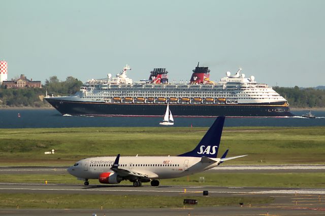 Boeing 737-700 — - Runway 9 departure