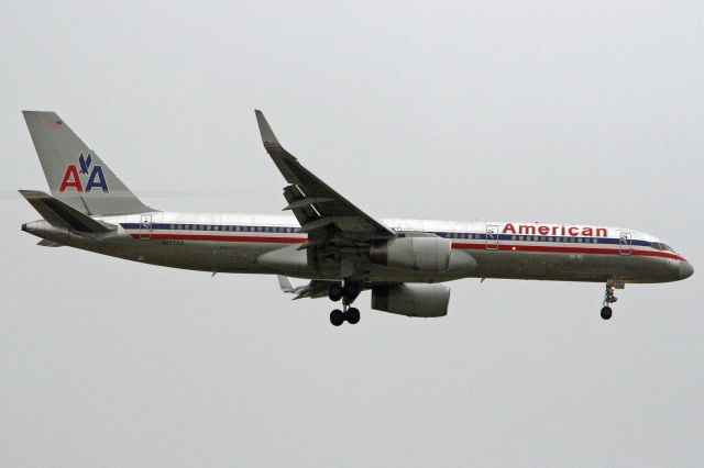 Boeing 757-200 (N177AN)