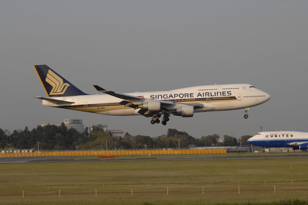 Boeing 747-400 (9V-SPE) - Landing at Narita Intl Airport 16R on 2010/5/2