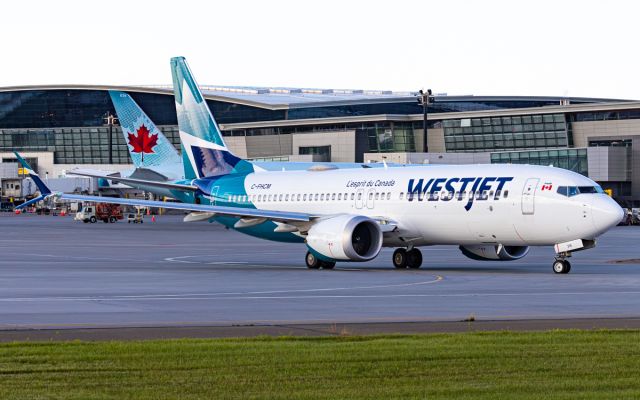Boeing 737 MAX 8 (C-FHCM)