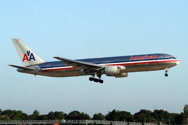 BOEING 767-300 (N39365) - Arriving on 12-Sep-09 operating flight AAL174 from KRDU.