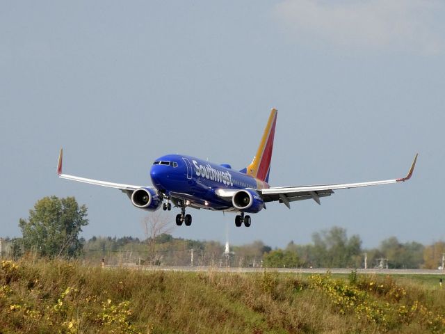 Boeing 737-700 (N7859B)