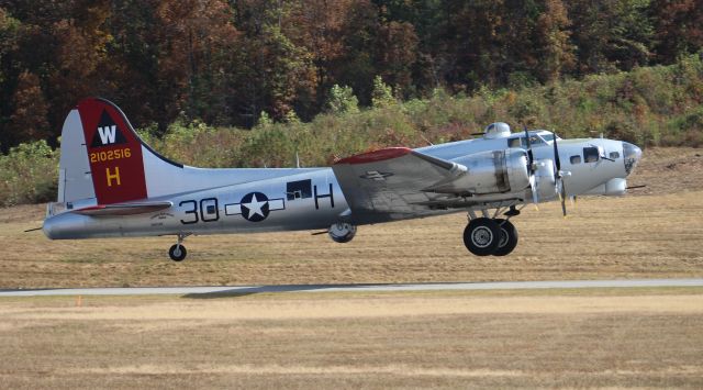 Boeing B-17 Flying Fortress (N5017N) - The EAAs Boeing B-17G Flying Fortress "Aluminum Overcast" departing Runway 20 at Folsom Field, Cullman Regional Airport, AL, November 5, 2016.