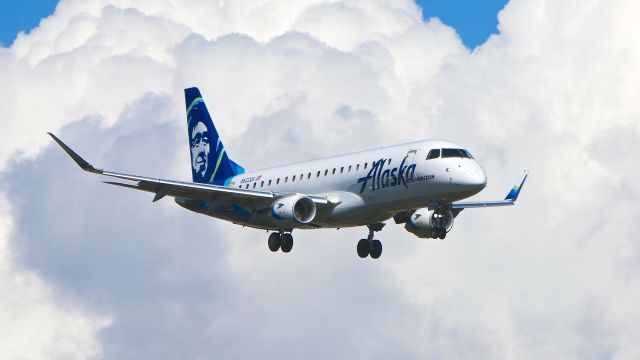 Embraer 175 (N622QX) - QXE2107 from KLAS on final to Rwy 16R on 4.22.22. (E175LR / cn #17000651).