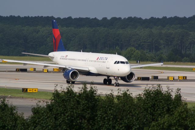 Airbus A320 (N376NW) - N376NW taxiing to runway 23R
