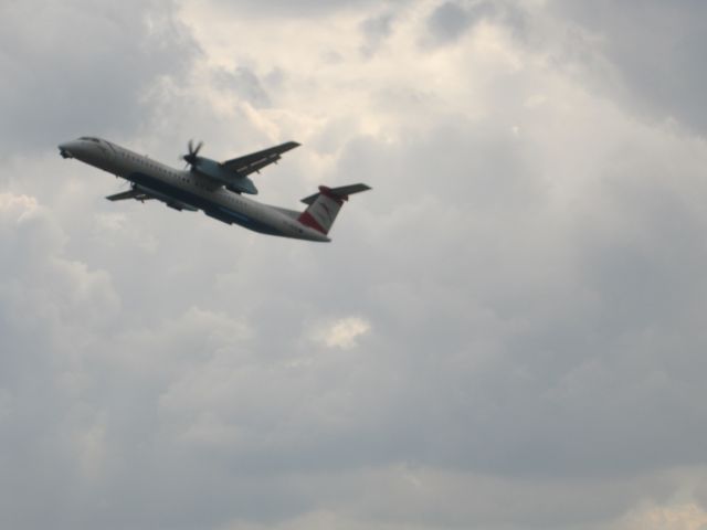 de Havilland Dash 8-400 (OE-LGA)