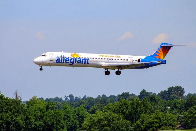 McDonnell Douglas MD-80 (N425NV) - Allegiant MD-80 short final runway 22 at Lexingtons Bluegrass Airport.