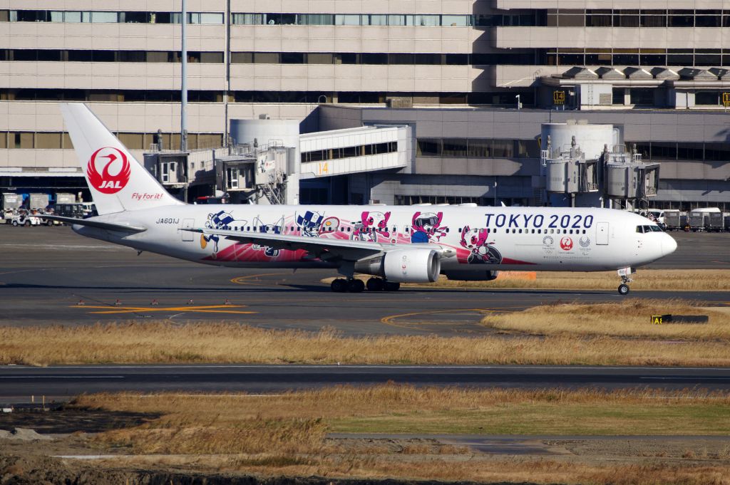 BOEING 767-300 (JA601J) - 国際線ターミナル展望デッキ
