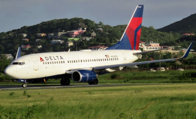 Boeing 737-700 (N306DQ)