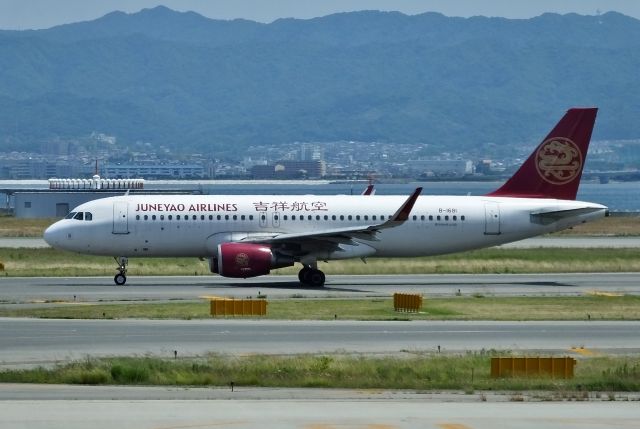 Airbus A320 (B-1681) - Taxing at KIX (2017/05/29)