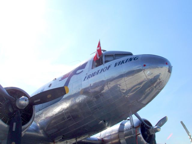 Douglas DC-3 —