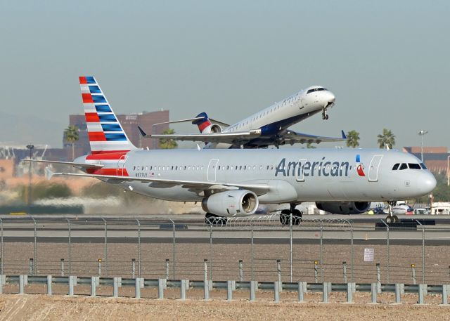 Airbus A321 (N977UY)
