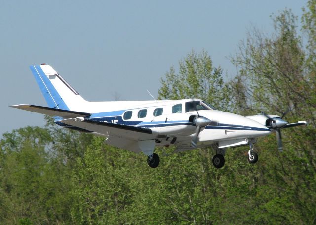 Beechcraft Duke (N123JF) - Landing at the Shreveport Downtown airport.