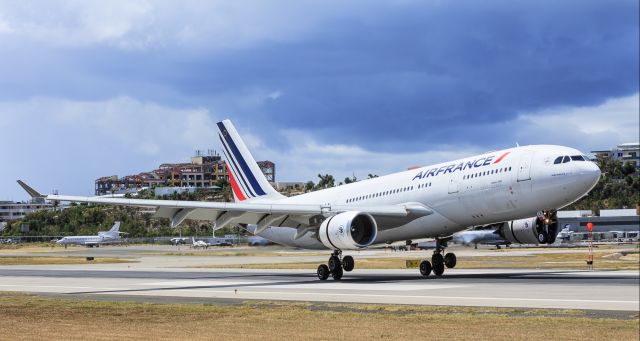 Airbus A330-200 (F-GZCK) - A first for Air France with their Airbus A330-200 registration F-GZCK out of Paris france.br /in the days to come this all we will be seeing only A330 busses.br /And i mean every day of the week we will see 1 or more at the gates!!!br /So from no crossing the big pond its only on 2 engines you go hhhmm!!! 