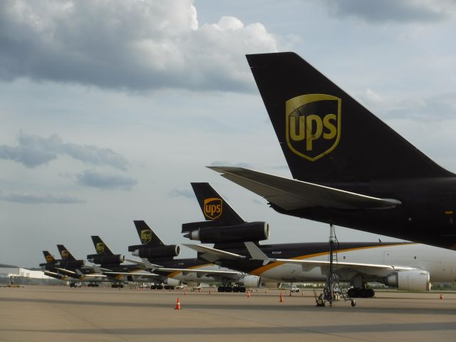 Boeing MD-11 (N253UP) - KSDF ..UPS RAMP...