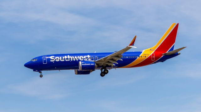 Boeing 737 MAX 8 (N8817L) - Southwest Airlines 737 Max8 landing at PHX on 5/7/22. Taken with a Canon 850D and Canon 75-300mm lens.