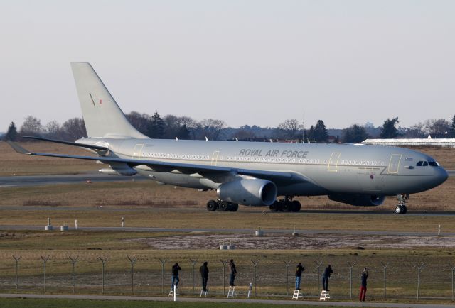 Airbus A330-200 (ZZ337) - Spotters at work